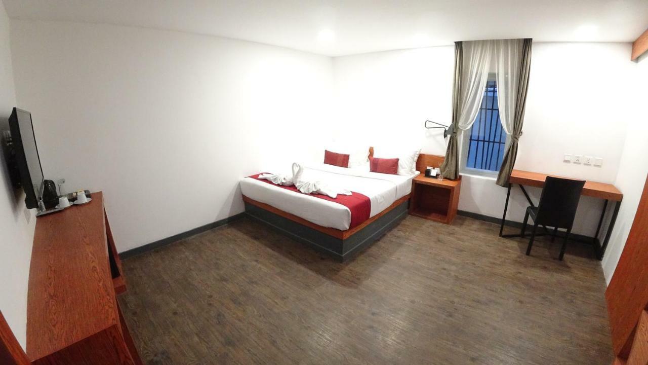 Hotel Records Phnom Penh Ngoại thất bức ảnh