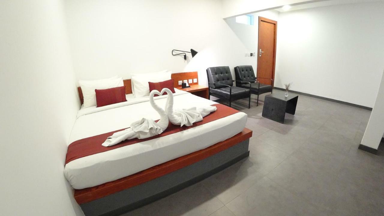 Hotel Records Phnom Penh Ngoại thất bức ảnh